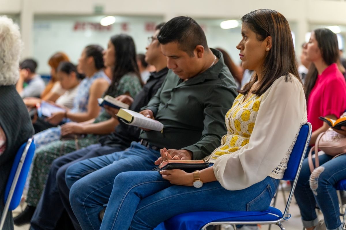 Bíblia aberta simbolizando renovando as forças em Deus