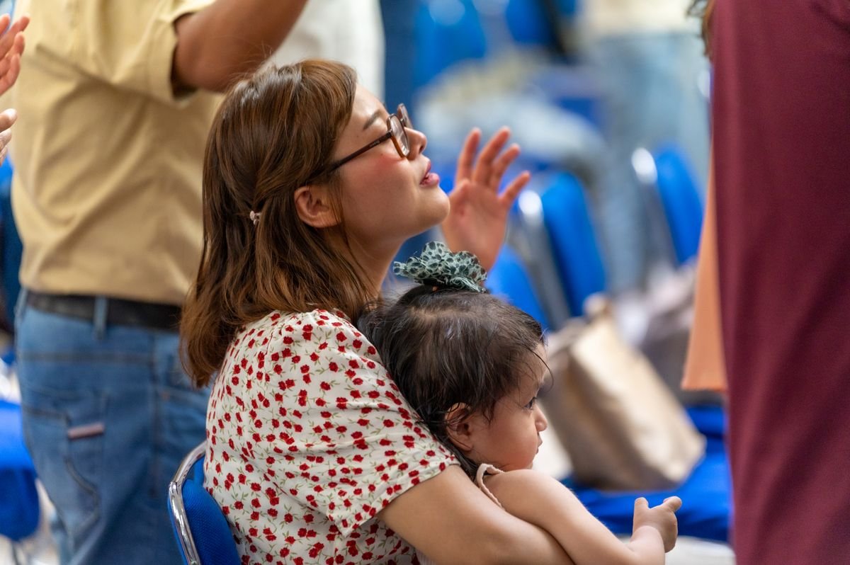 Comunidade reunida celebrando uma nova vida em Cristo