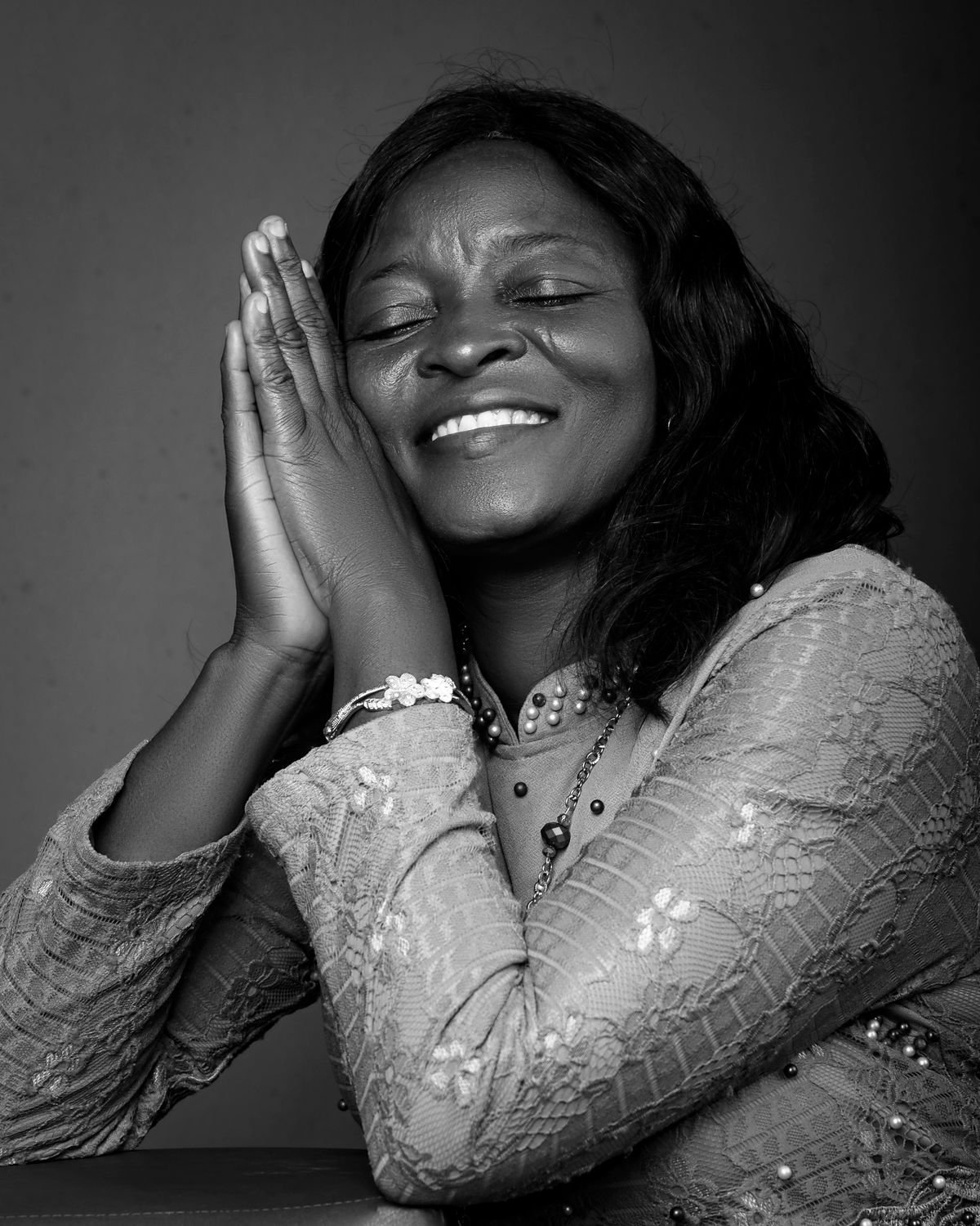 Mulher grata sorrindo, simbolizando o poder da gratidão