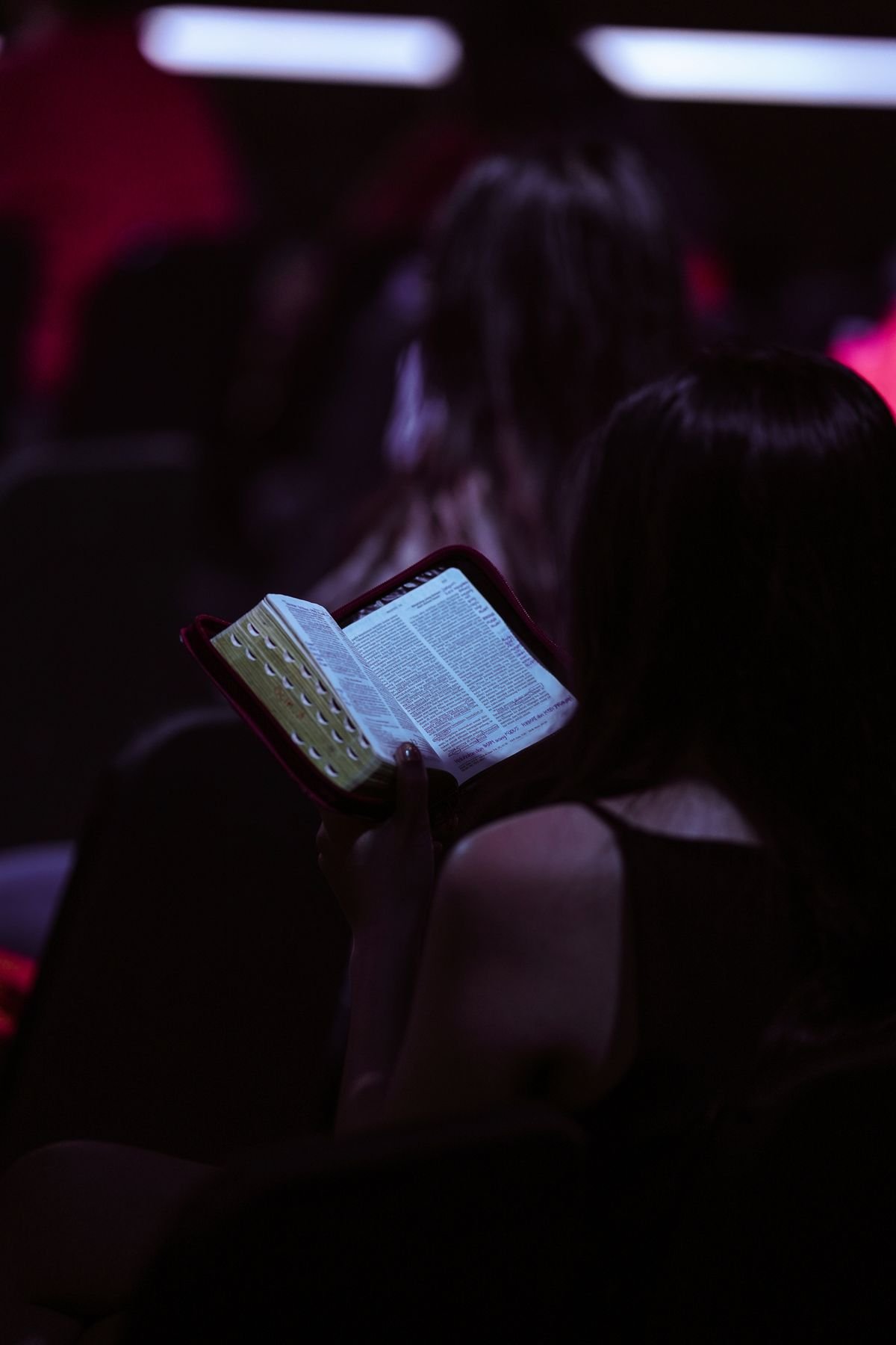 Pessoa lendo a Bíblia em busca da paz de Deus