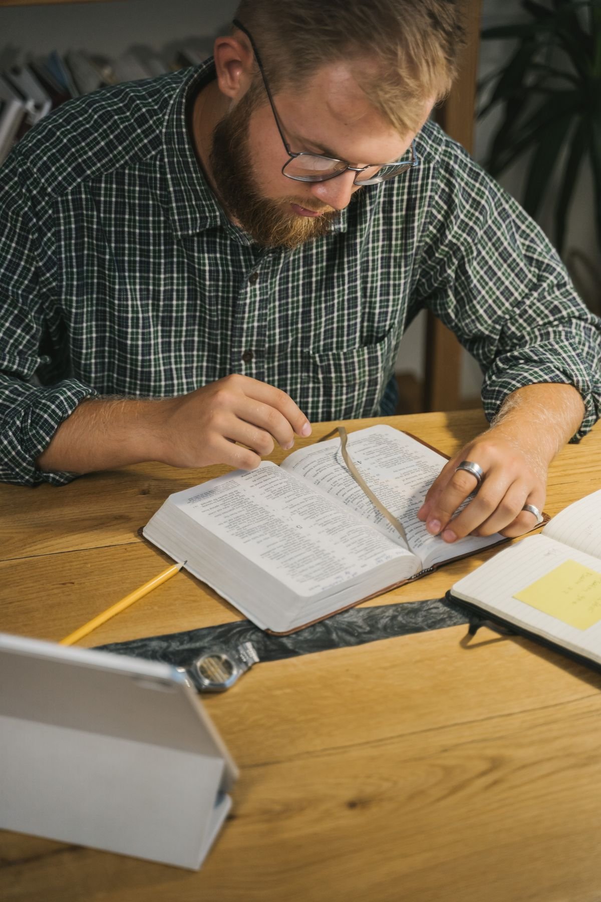 Bíblia e caderno usados para exercitar o poder da gratidão